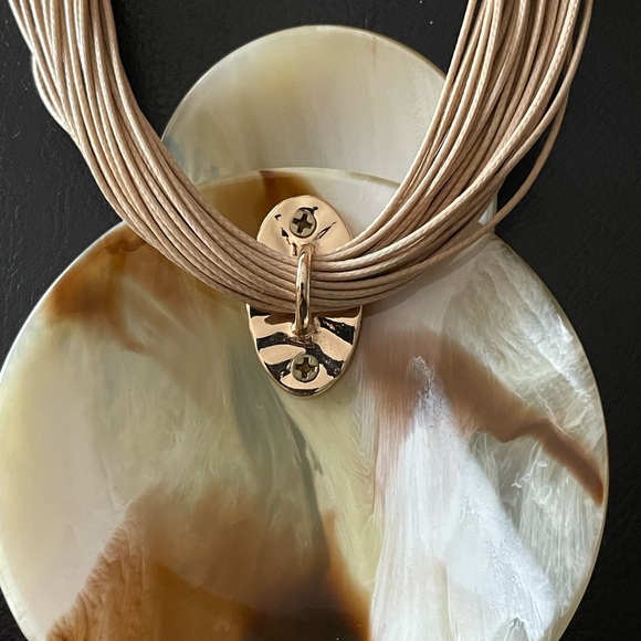 Women’s Faux Alabaster Necklace - Picture 8 of 9